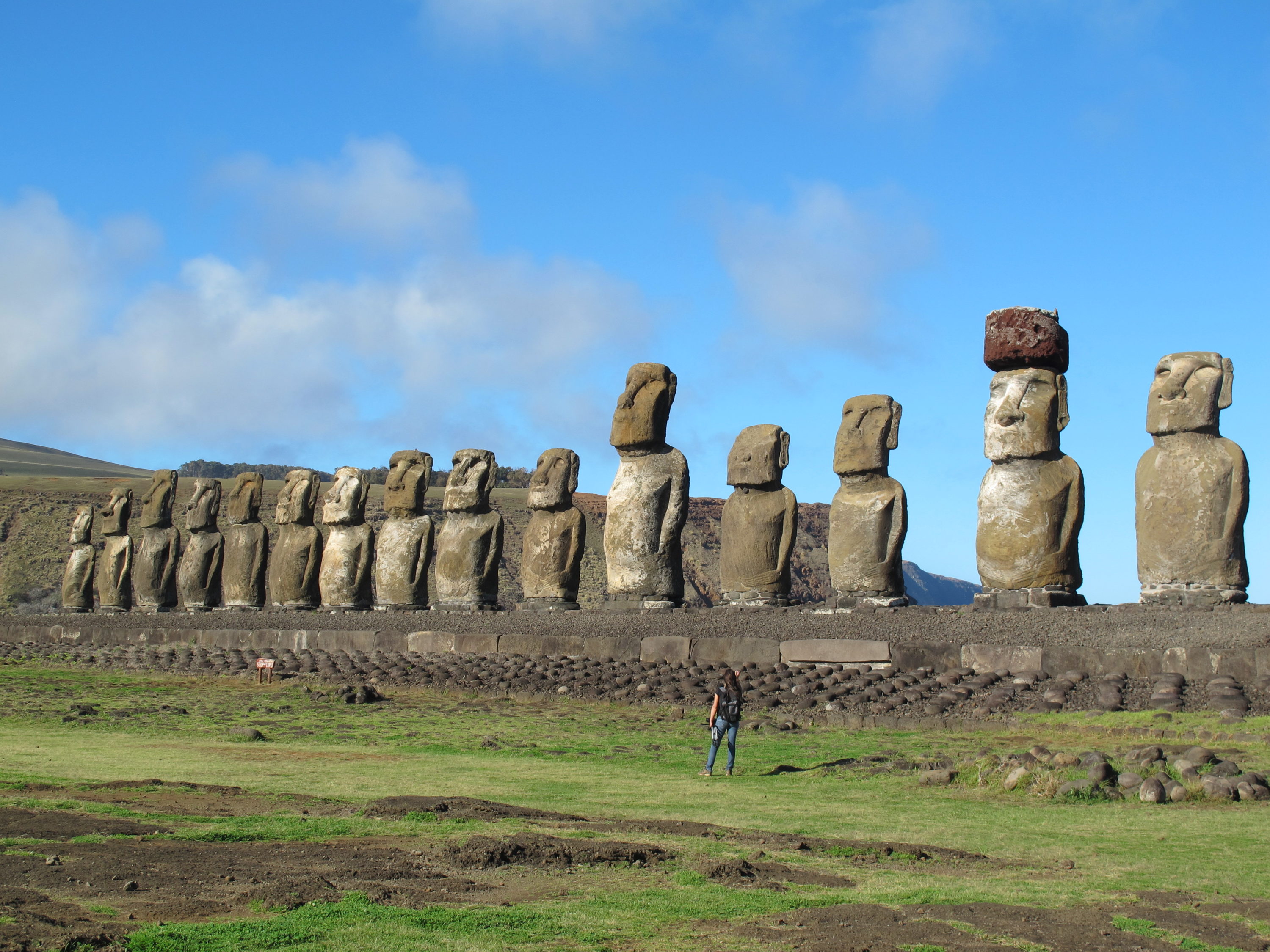 Каменные статуи острова пасхи страна. Остров Пасхи статуи Моаи. Моаи на острове Пасхи. Статуи истуканы Моаи. Каменные истуканы острова Пасхи.